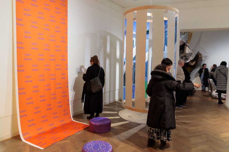 Menschen gucken sich die Ausstellung an.