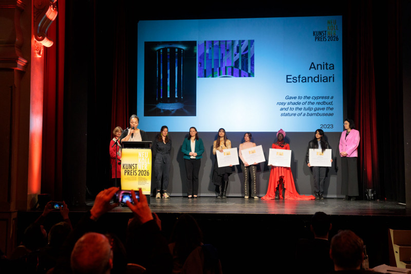 Auf einer Bühne stehen mehrere Personen. Die Preisträgerinnen des Kunstpreises halten ihre Auszeichnungen in der Hand.