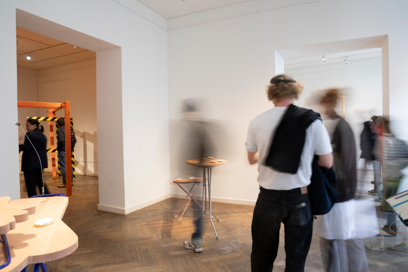 text: >
  Besucher betrachten Kunstwerke in einer
  modernen Galerie mit weißen Wänden und
  Holzboden
decorative: false
source: reviewed