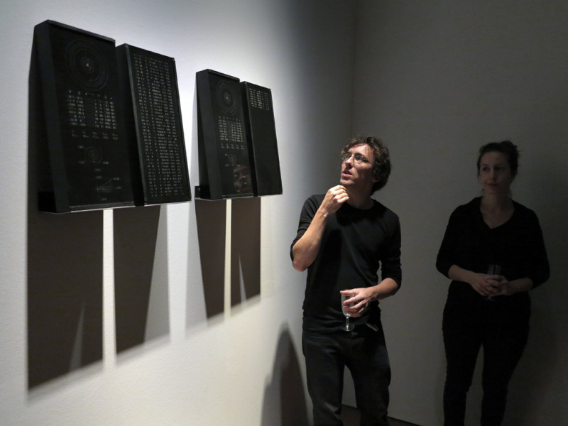 Sebastian Neitsch und Juliane Götz vor der Arbeit STONES, 2016, schwarzer Granit, je 45 x 20 x 5 cm