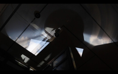 Blick drurch ein Gebäude in den Himmel