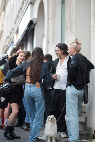 Visitors to the opening stand in front of the gallery in the Saalbau