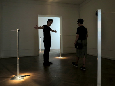 Robert Stokowy in seiner Ausstellung