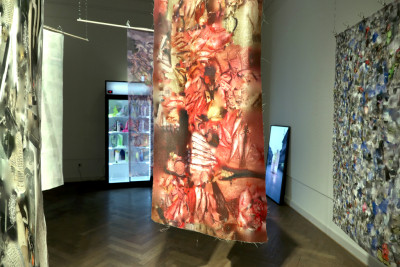 The picture showes fabric banners on which fragments and colors can be seen