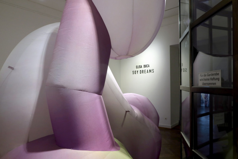 Eine große aufblasbare Skultur steht im Eingang der Ausstellung