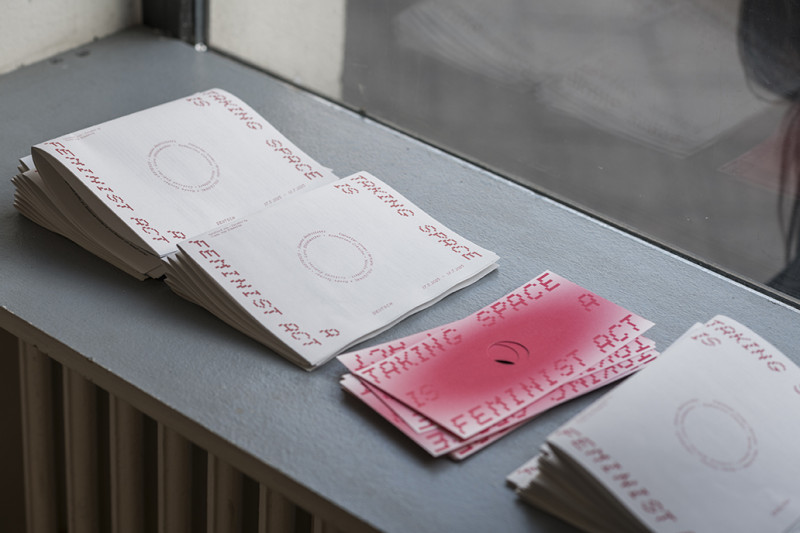 Auf der Fensterbank liegen Ausstellungsbroschüren