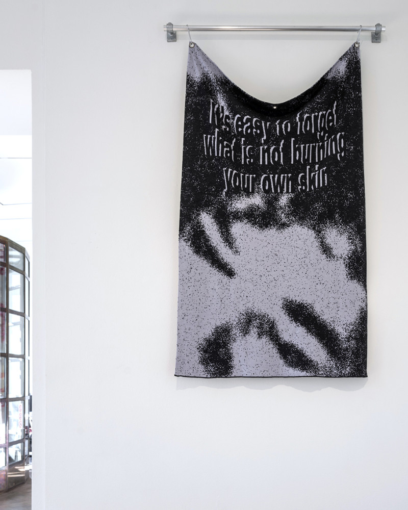 Eine Merinowolldecke hängt an der Wand mit der Aufschrift 
