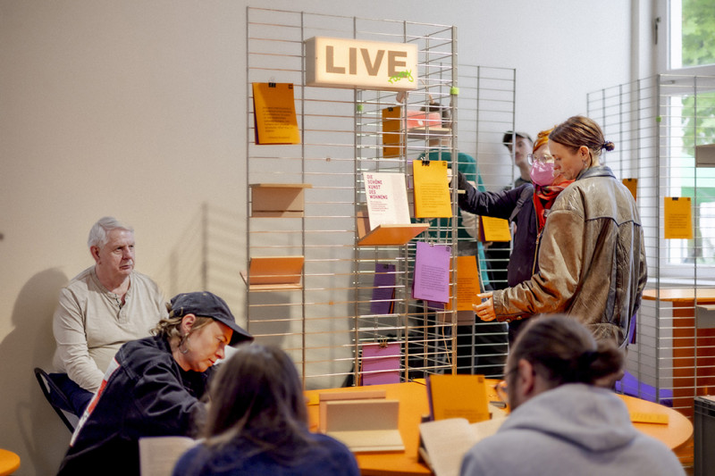 Menschen stehen in der LIVErary