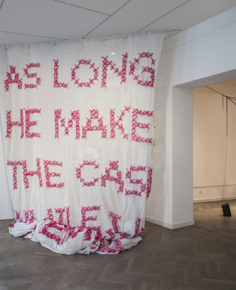 Auf einem weißen Staubnetz ist pinker Tüll befestigt