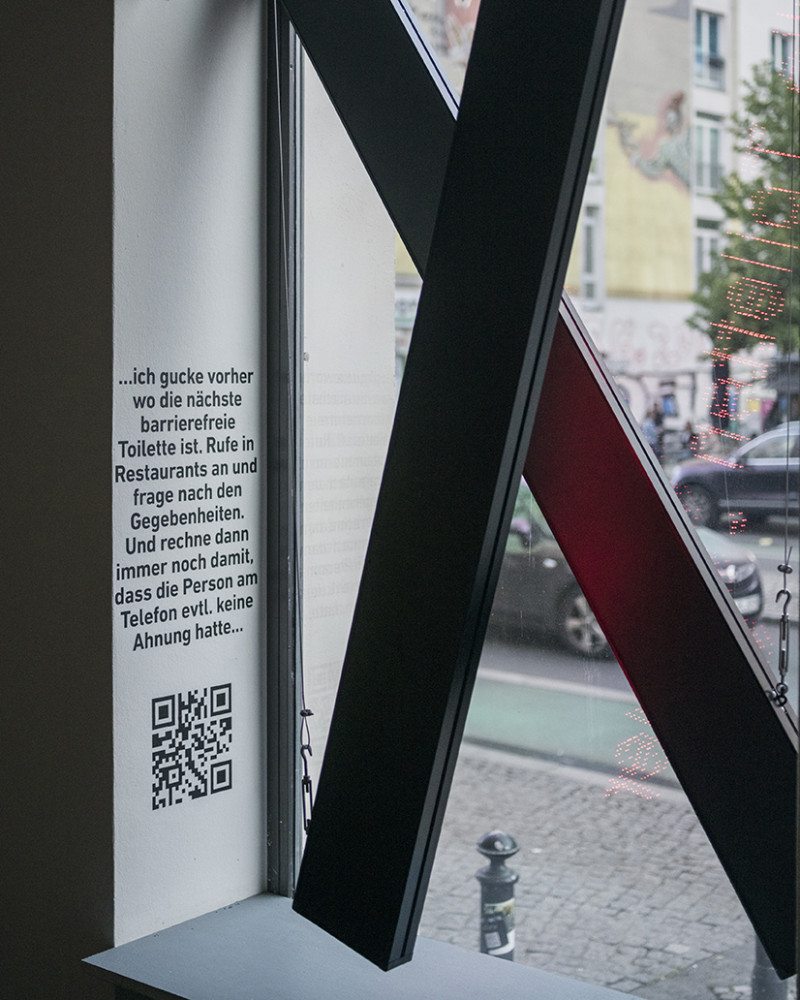 Ein Text steht auf der Fensterlaibung der Galerie