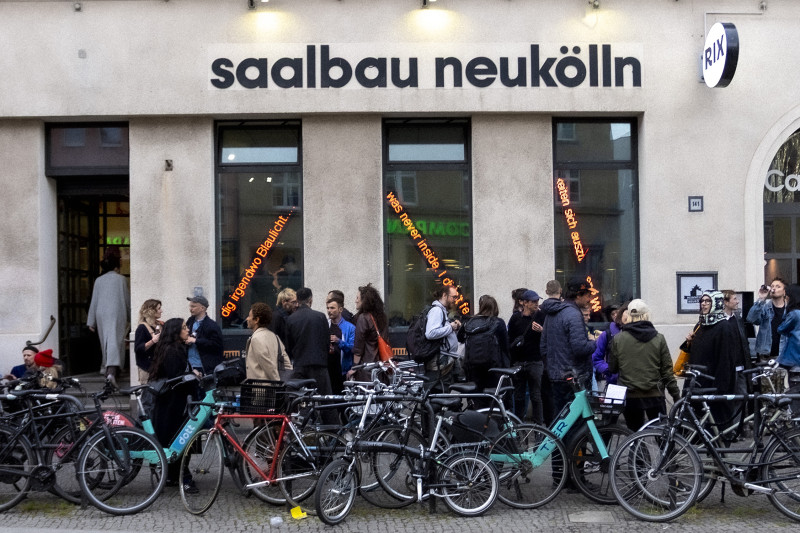 Außenansicht der Galerie mit Menschen