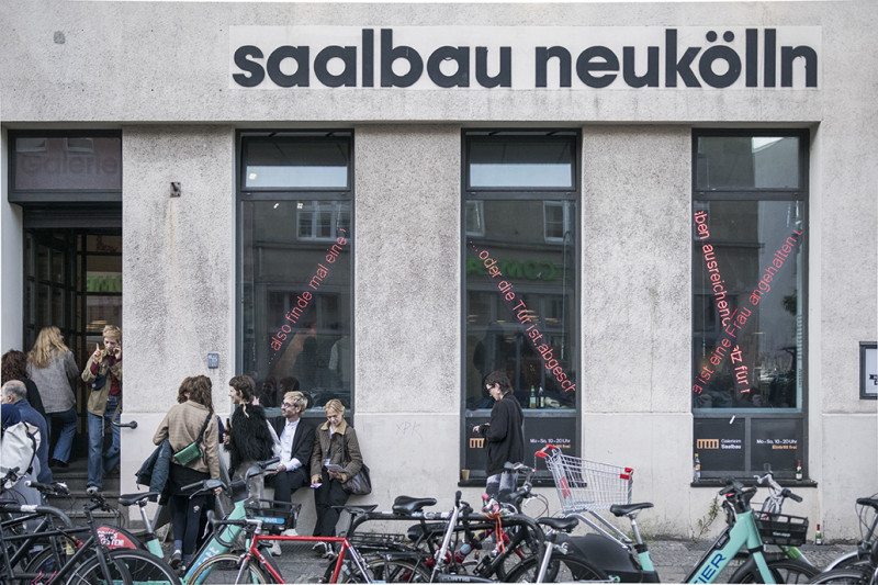 Außenansicht der Galerie mit Menschen