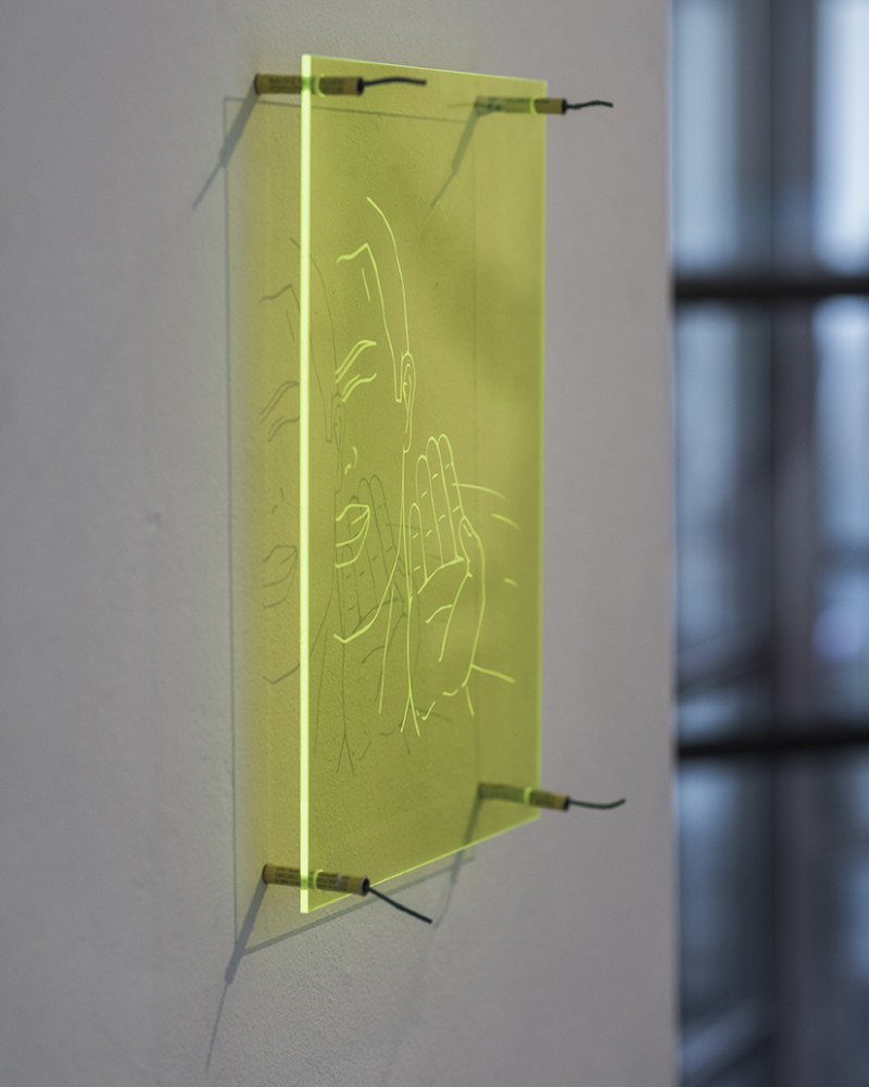 Ein neongelbes Acrylglass mit Gravur