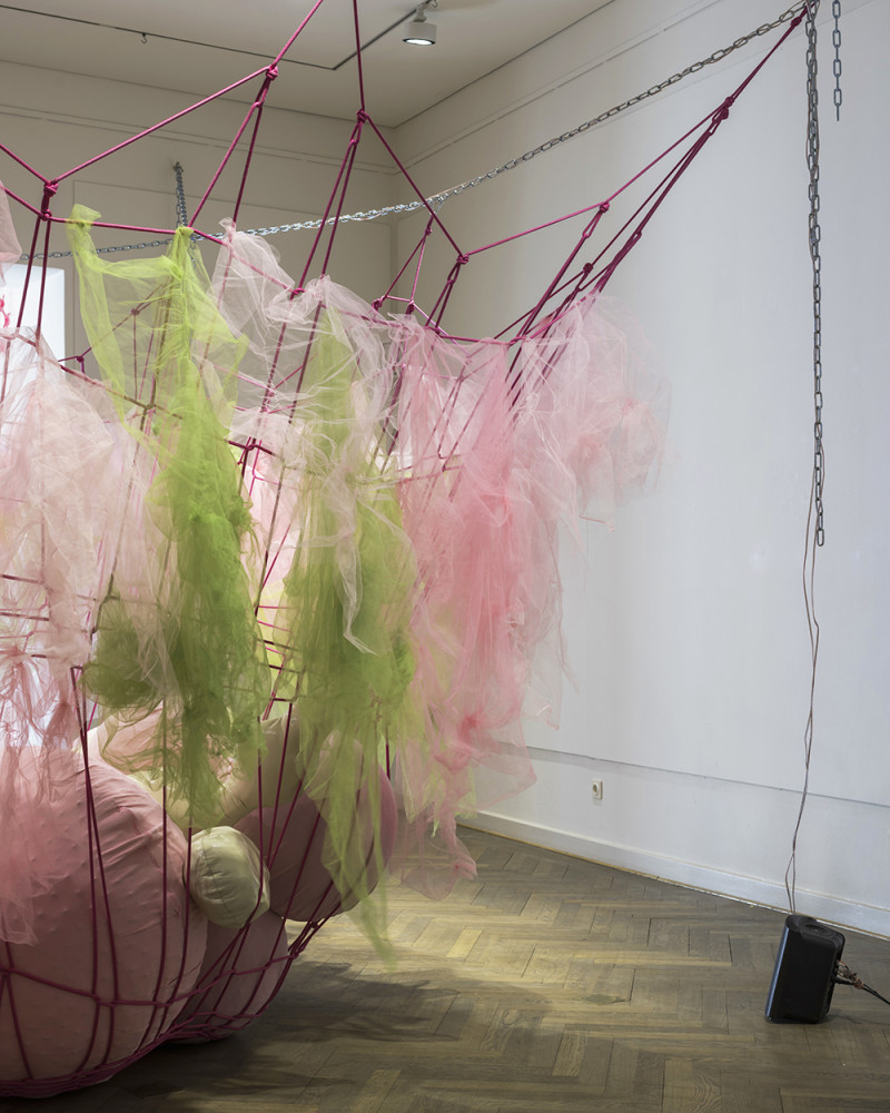 Pinker Tüll formt eine Installation