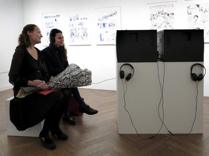 Anna Faroqhi und Ruth Rosenfeld betrachten gemeinsam die Videoinstallation 