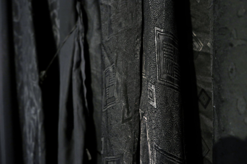 Detailansicht eines schwarzen Vorhangs