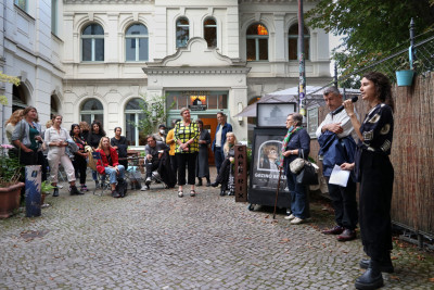 Rede bei der Ausstellungseröffnung im Innenhof der Galerie