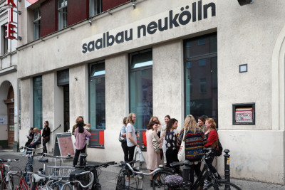 Besucher:innen vor der Galerie im Saalbau