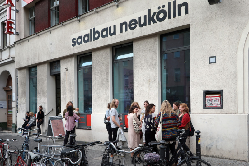 Besucher:innen vor der Galerie im Saalbau