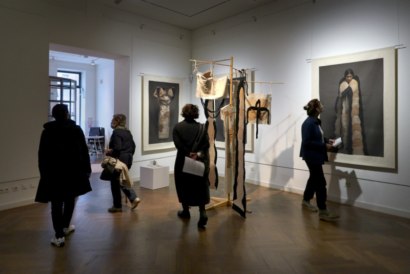 Ausstellungsbesucher:innen im Ausstellungsraum