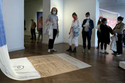 Besucher:innen bei der Ausstellungseröffnung