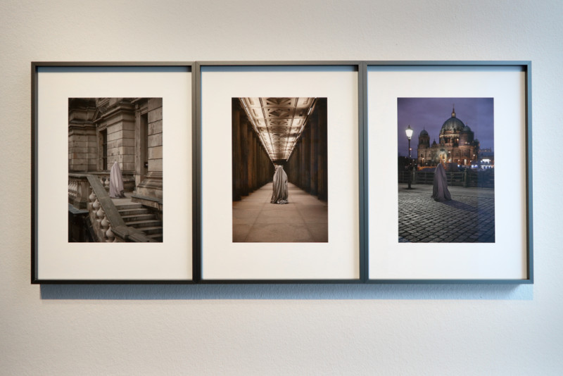 Drei Fotografien, die verhüllte Frauen in Berlin zeige, hägen an der Wand