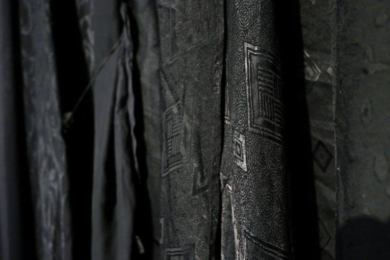 Detailansicht eines schwarzen Vorhangs