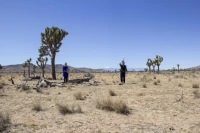 Zwei Personen stehen in der Wüste