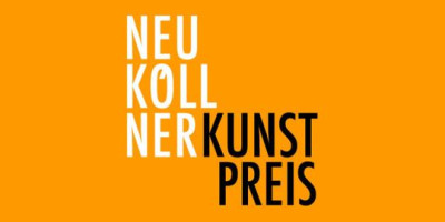 Schriftzug Neuköllner Kunstpreis auf orangenem Untergrund