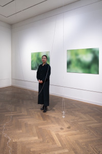 Asako Shiroki with her installation „Evergreen“, 2023/24 © Gloria Jurado