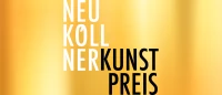Vor goldenem Hintergrund steht in weißer und schwarzer Schrift NEUKÖLLNER KUNSTPREIS