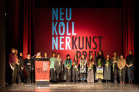 Neuköllner Kunstpreis 2025 – Kulturstadträtin, Janine Wolter mit den Nominierten, der Jury und der Kuratorin bei der Preisverleihung im Heimathafen Neukölln