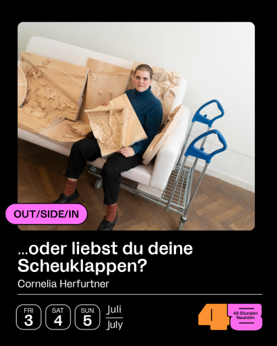 Künstlerin sitzt mit Holzarbeiten auf einem Sofa