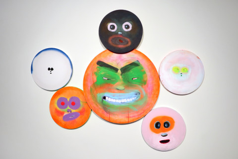 6 runde Kreise mit wütenden Gesichtern in grellen Farben