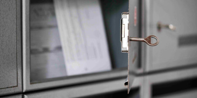 Ein geöffneter Briefkasten