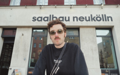 Porträt von Vinzenz Aubry vor der Galerie im Saalbau, Neukölln